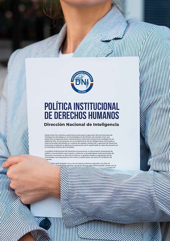 Persona sosteniendo un documento titulado ‘Política Institucional de Derechos Humanos’ de la Dirección Nacional de Inteligencia
