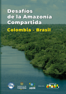 Portada del libro ‘Desafíos de la Amazonía Compartida: Colombia - Brasil’, con una fotografía aérea de la selva amazónica y logos institucionales de Colombia y Brasil
