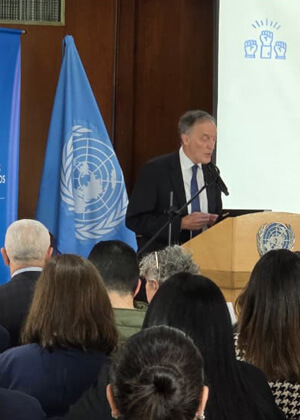 Scott Campbell presenta el informe anual sobre la situación de derechos humanos en Colombia 2025 durante un evento de la ONU ante asistentes.